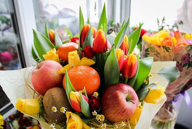 Подарочный букет из цветов и фруктов на 8 марта