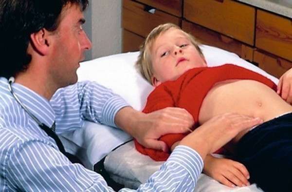 Постановка диагноза детям часто бывает затруднена, так что не медлите, отправляйтесь в больницу сразу, как малыш начнет жаловаться на боли в правом боку
