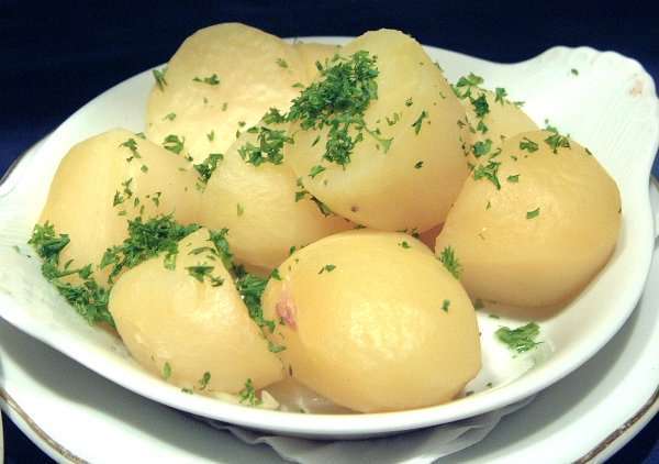 Отварной картофель из микроволновки выглядит не менее аппетитным, чем картофель, сваренный традиционным способом