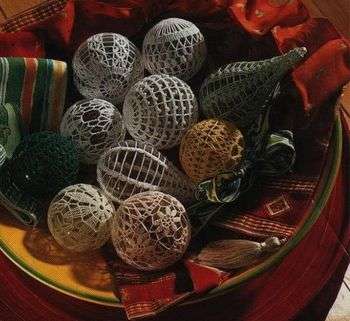 Вязаные шары — нежно, по-домашнему. Фото с сайта http://alimero.ru/