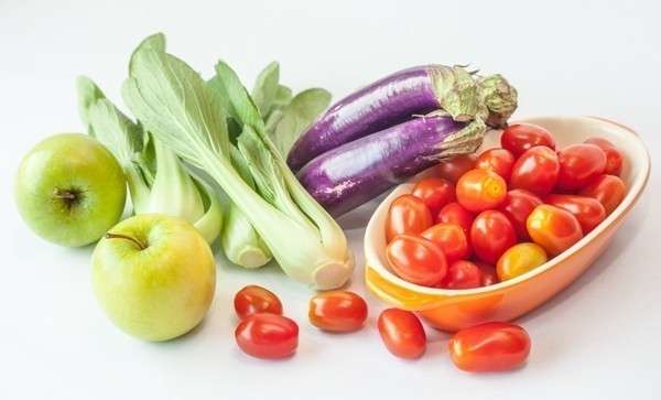 Свежие овощи и некоторые фрукты можно кушать, практически себя не ограничивая