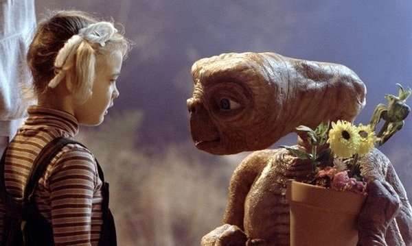 Милый инопланетянин и девочка. Фото с сайта www.film.ru 