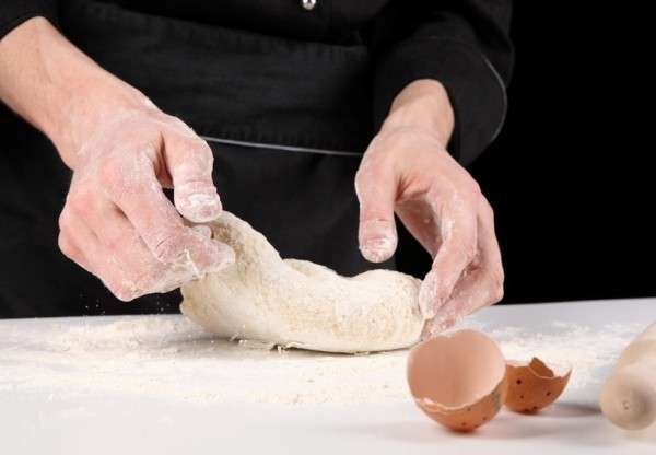 Вымешивать дрожжевое тесто вручную непросто, но именно так тесто получится особенно вкусным и по-настоящему домашним