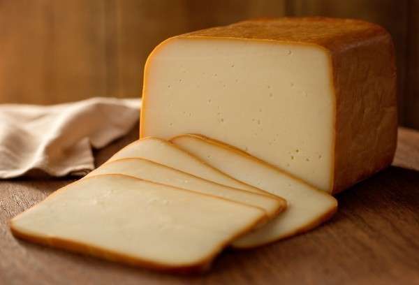 Домашний копченый сыр пахнет настоящим дымом, а не искусственными ароматизаторами