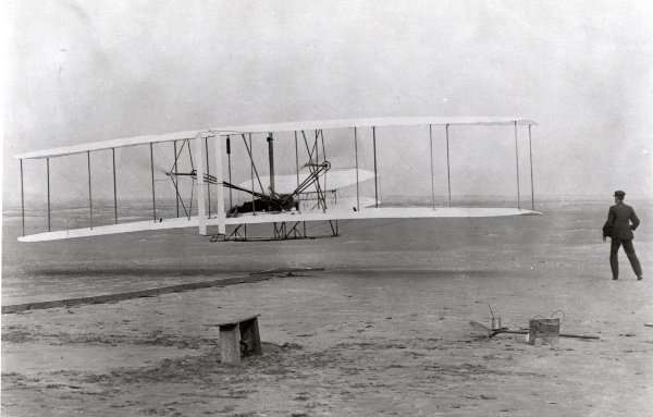 Первый летательный аппарат, оторвавшийся от земли