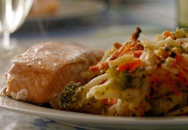 Семга с овощами - аппетитное и малокалорийное блюдо