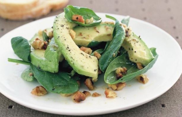 Рецепт салата на 8 марта с авокадо, шпинатом и орехами