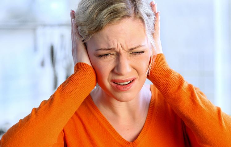 Почему часто звенит в ушах: норма или повод для беспокойств?