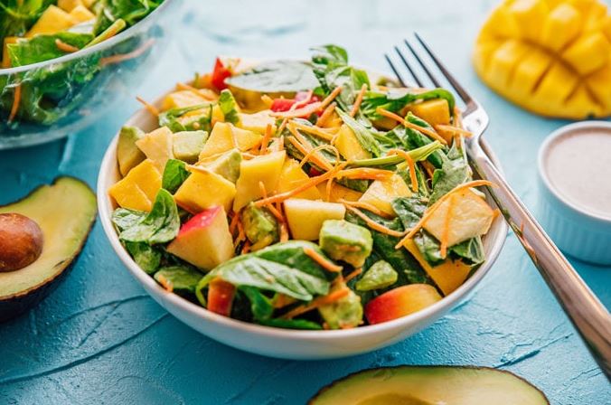 Рецепт летнего салатика с манго и авокадо