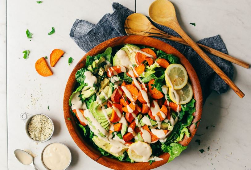 Рецепт здорового салата с бататом и авокадо