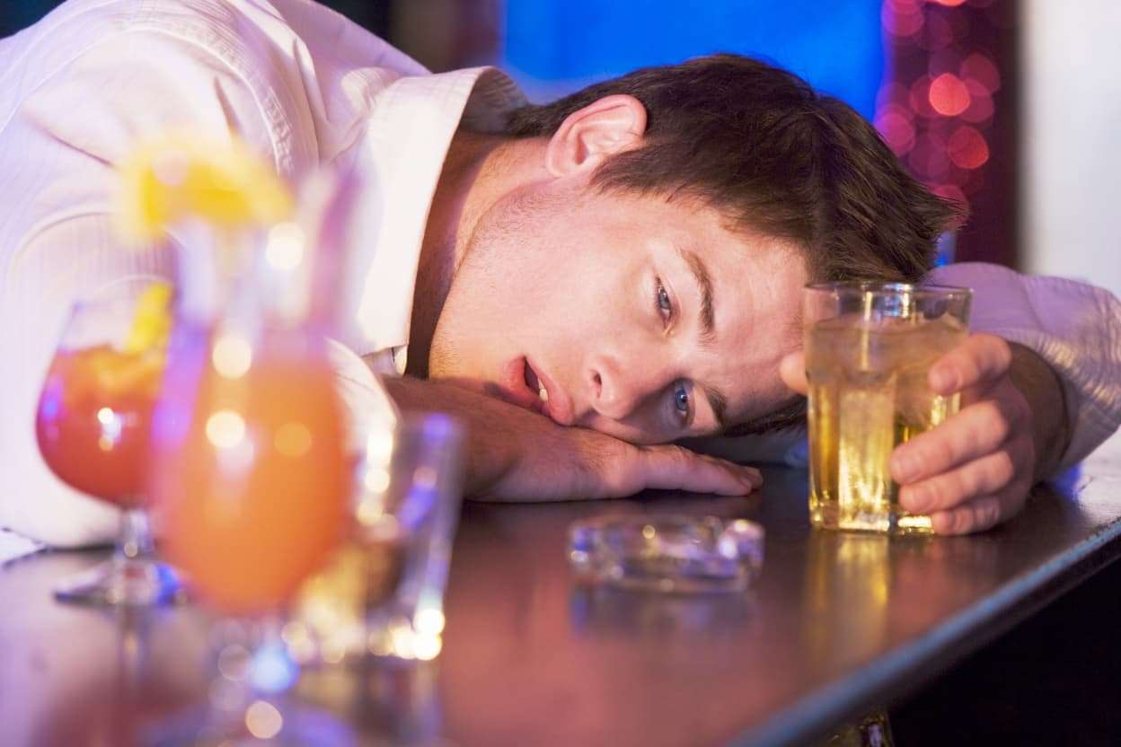 Как отрезвить пьяного в домашних условиях?