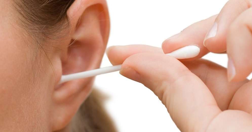 Как чистить уши перекисью водорода?