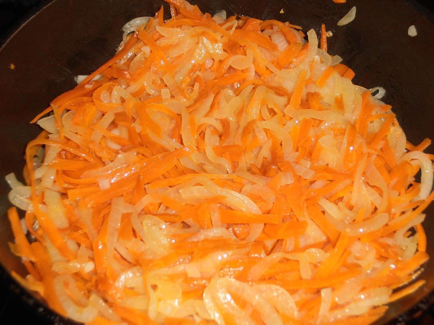 куриное филе кусочками на сковороде с морковью и луком