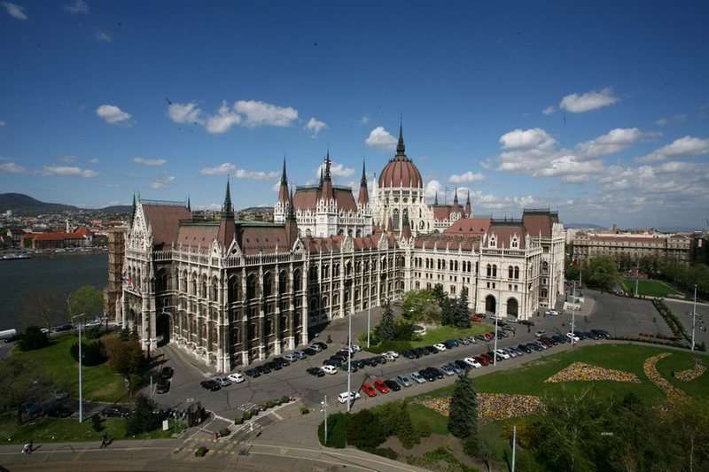 Венгерский Парламент в Будапеште: наружные украшения