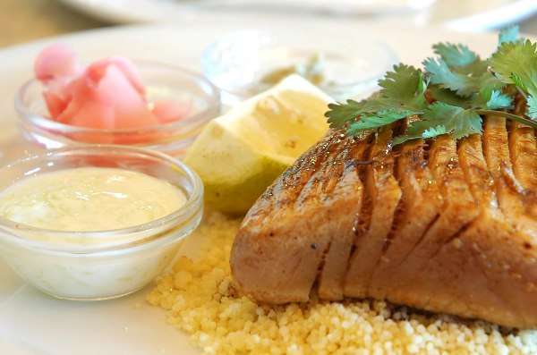 Даже если вы обожаете сочное мясо тунца, на время кормления грудью все же придется воздержаться от его употребления