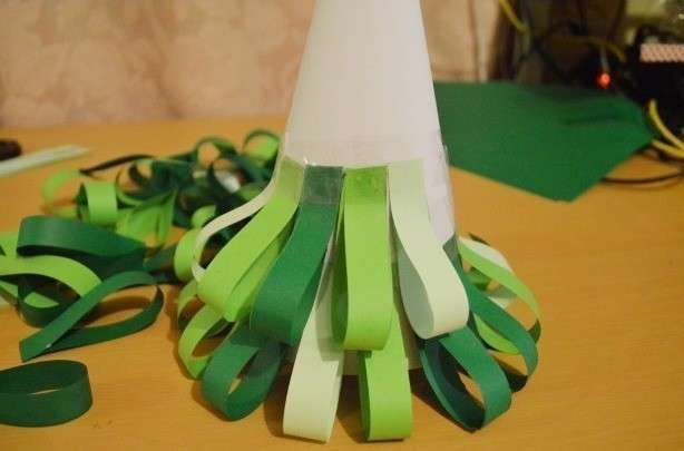 Как изготовить елку своими руками из бумаги
