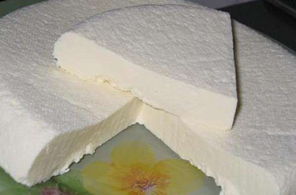 Сыр из коровьего молока обычно получается малосоленым