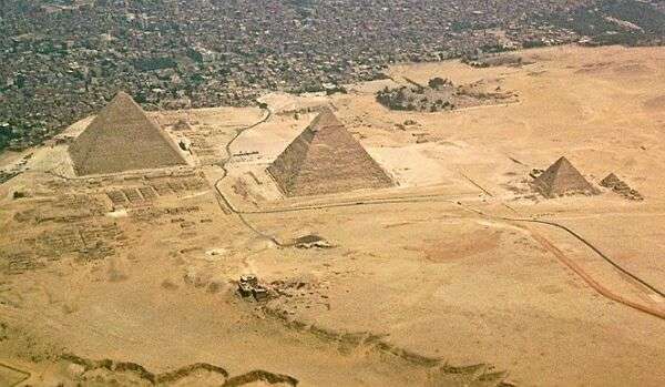 вид на египетские пирамиды с высоты птичьего полёта