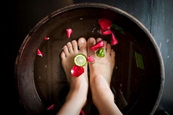 Теплые, даже горячие ванны для ног помогут снять болевой синдром