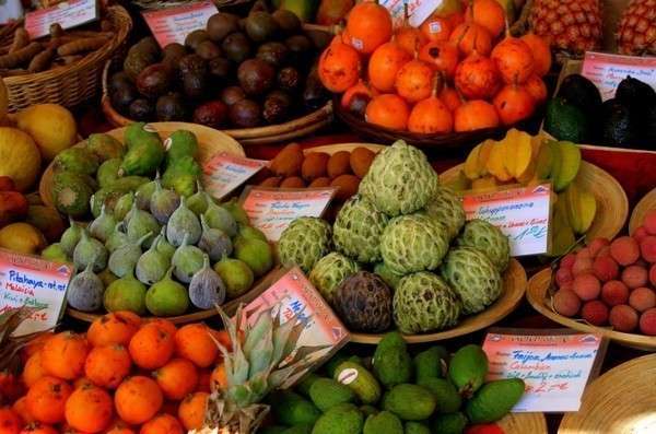 Овощи и фрукты на рынках в зарубежных странах могут удивить