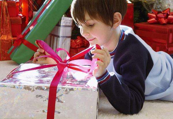 Дети любят открыать подарки