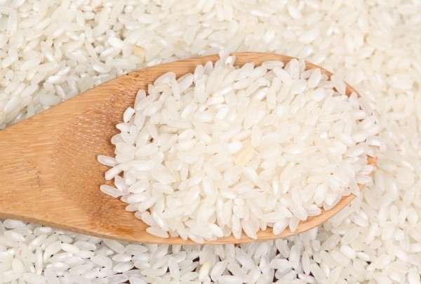 Тщательно промытый рис не только не имеет посторонних примесей мелкого мусора, но и содержит меньше крахмала